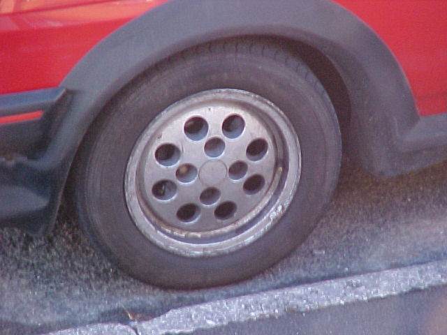 Pepperpot wheel on red XR2i, front